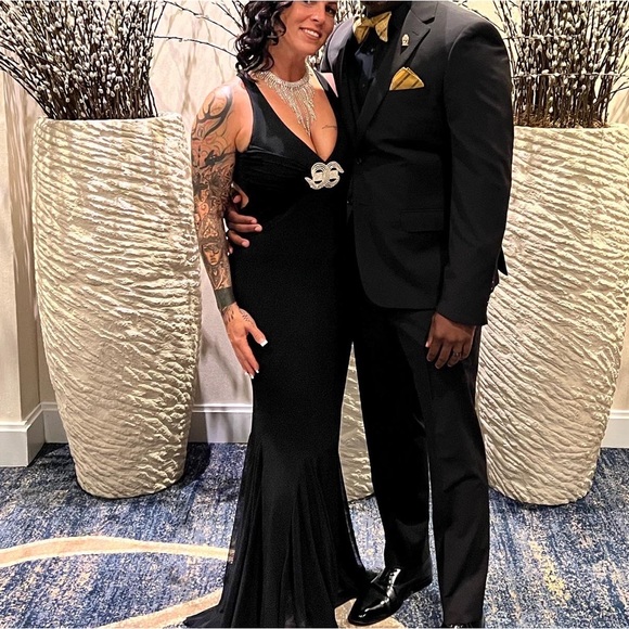 Gorgeous black gown. - Picture 1 of 4